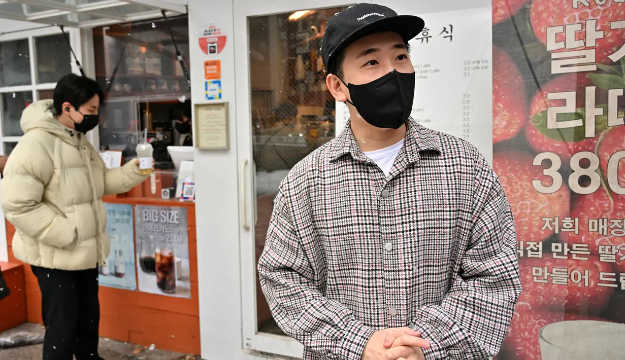 Foto pada 26 Januari 2023 ini menunjukkan Kim Bum-soo berbicara di depan kafenya saat wawancara dengan AFP di Seoul, Korea Selatan. Bukan hanya pekerja kantoran yang menyukai minuman ini. Megastar K-Pop Suga dari BTS sering difoto dengan es Americano di tangan, meskipun memberi tahu penggemar bahwa dia sedang berusaha mengurangi kafein. (Jung Yeon-je / AFP)