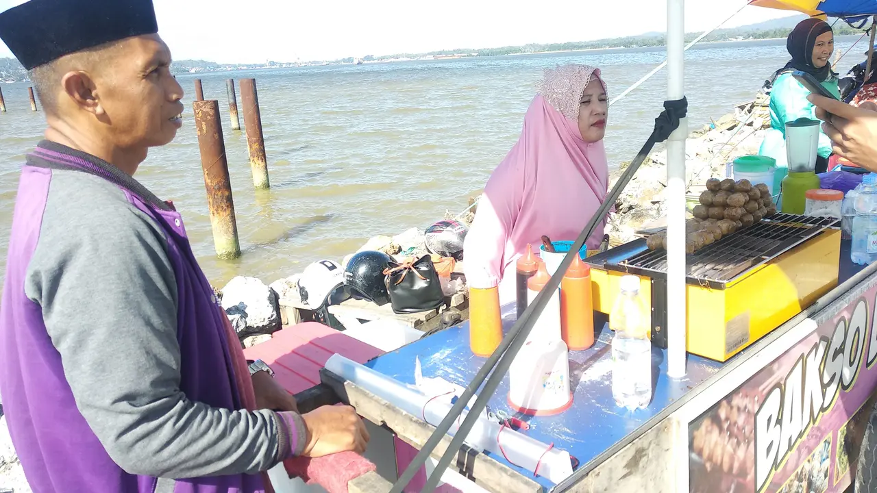 Samsul dan Jumatia, warga Kota Kendari yang bisa naik haji dari berjualan bakso bakar.(Liputan6.com/Ahmad Akbar Fua)