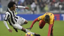 Gelandang Benevento, Yussif Chibsah, berusaha melewati gelandang Juventus, Juan Cuadrado, pada laga Serie A Italia di Stadion Allianz, Turin, Minggu (5/11/2017). Juventus menang 2-1 atas Benevento. (AFP/Miguel Medina)