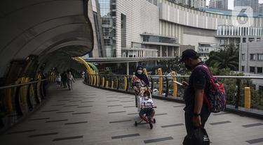 FOTO: PPKM Dilonggarkan, Pusat Perbelanjaan Kembali Ramai Pengunjung