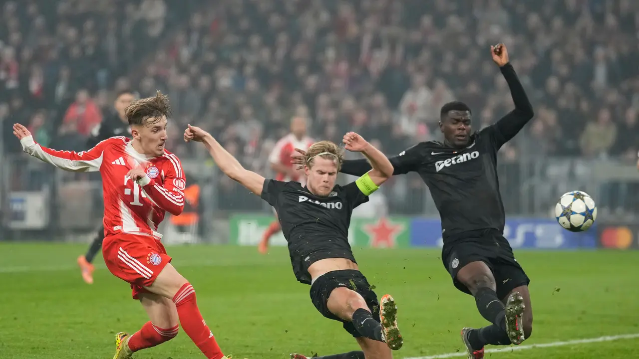 Lennart Karl (kiri) mencetak gol di laga Bayern vs Sporting CP di matchday 6 league phase Liga Champions 2025/2026 di Allianz Arena, Rabu (10/12/2025) dini hari WIB. (AP Photo/Matthias Schrader)