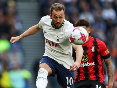 Liga Inggris dipenuhi banyak striker top dari musim ke musim yang menjadi andalan klubnya masing-masing. Dari beberapa striker top di Liga Inggris, 5 striker senior berikut terbilang menjadi sosok yang setia bersama klubnya hingga kini karena telah 5 musim lebih tak berpaling ke lain klub. Siapa saja? Berikut daftar kelimanya. (AFP/Adrian Dennis)