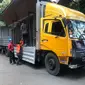 Pengiriman 80 modul bilah-bilah bangunan istana negara di IKN&nbsp; dikirim dengan truk Pos Indonesia. Foto: liputan6.com