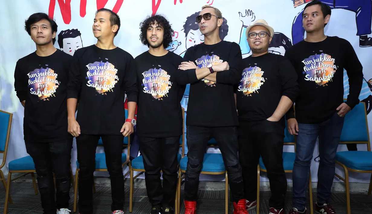Personel Nidji, Giring Ganesha (Vokal), Andi Ariel Harsya (Gitar) Ramadhista Akbar (Gitar), Randy Danistha (Synthesizer), Andro Regantoro (Bass), serta Adri Prakarsa (Drum). (Nurwahyunan/Bintang.com)