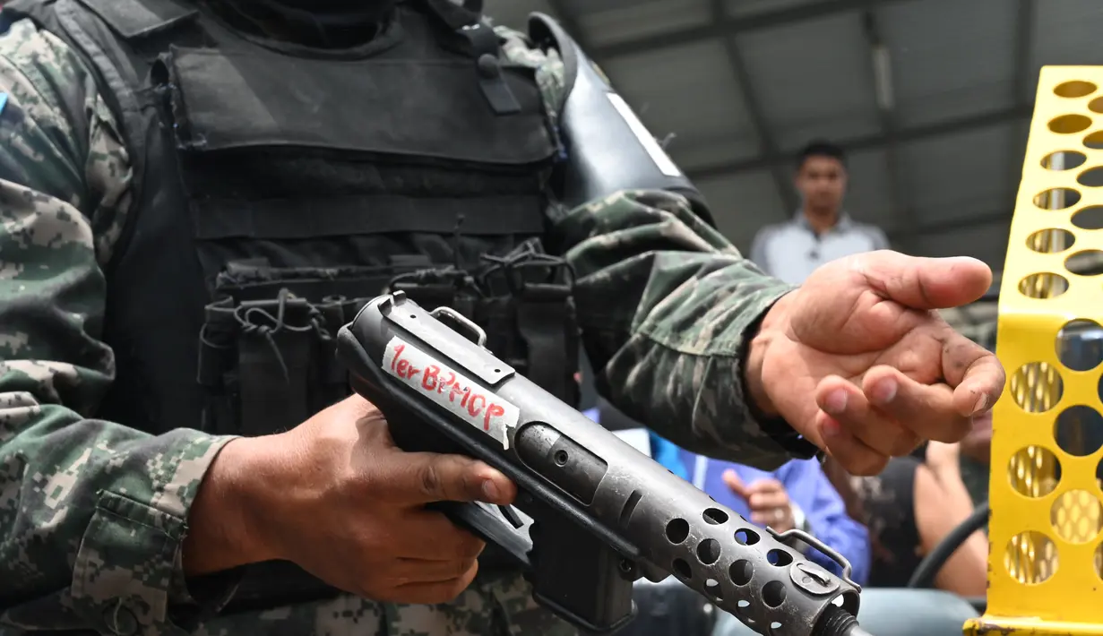 Mara Salvatrucha, yang juga dikenal sebagai MS-13, juga salah satu geng jalanan paling terkenal dan berbahaya di Amerika Tengah, termasuk di Honduras. Geng ini terlibat dalam berbagai kegiatan kriminal, termasuk perdagangan narkoba, pemerasan, pembunuhan, dan kekerasan jalanan. (AFP/Orlando Sierra)