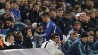 Eden Hazard tertunduk lesu saat dikeluarkan Guus Hidink di laga Chelsea vs PSG (reuters)