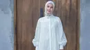 Meski kini tampil berhijab, penampilan ibu dua anak ini masih sering curi perhatian netizen. Tak sedikit netizen yang memuji jika Paula terlihat makin menawan. (Liputan6.com/IG/@paula_verhoeven)