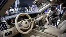 Pengunjung melihat interior mobil limosin Aurus Senat milik Presiden Rusia Vladimir Putin yang dipamerkan di Moscow International Motor Show di Moskow (29/8). (AFP Photo/Alexander Nemenov)