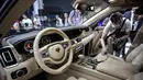 Pengunjung melihat interior mobil limosin Aurus Senat milik Presiden Rusia Vladimir Putin yang dipamerkan di Moscow International Motor Show di Moskow (29/8). (AFP Photo/Alexander Nemenov)