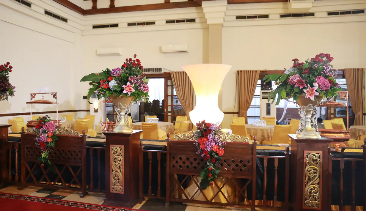 Meja kursi berjejer rapi untuk para tamu undangan VIP yang diberi batas kayu dengan hiasan pot bunga. Seperti diketahui, Jokowi mengundang ribuan warga Solo dari pedagang pasar, PKL, hingga pejabat negara. (Adrian Putra/Bintang.com)