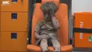 Foto ini diambil dari potongan video yang dirilis oleh aktivis anti-pemerintah Suriah Aleppo Media Center (AMC), terlihat seorang bocah terluka dengan tubuh penuh debu, Aleppo, Suriah (17/8). (REUTERS)