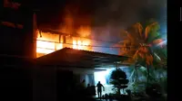 Kobaran api melalap rumah mewah di Bandar Lampung. Foto: (Istimewa)
