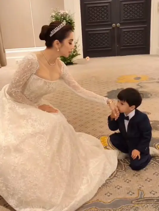 <p>Bukan bersanding dengan pangeran, ia justru tanpa dicium tangannya oleh seorang anak pria yang mengenakan setelan jas putih lengkap dengan dasi kupu-kupunya. [@realangelkaramoy]</p>
