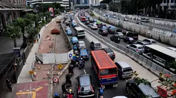 Penyempitan jalan terkait proyek transportasi mass rapid transit (MRT) tersebut kerap mengakibatkan lalu lintas padat, Jakarta, Selasa (17/6/14). (Liputan6.com/Faizal Fanani)
