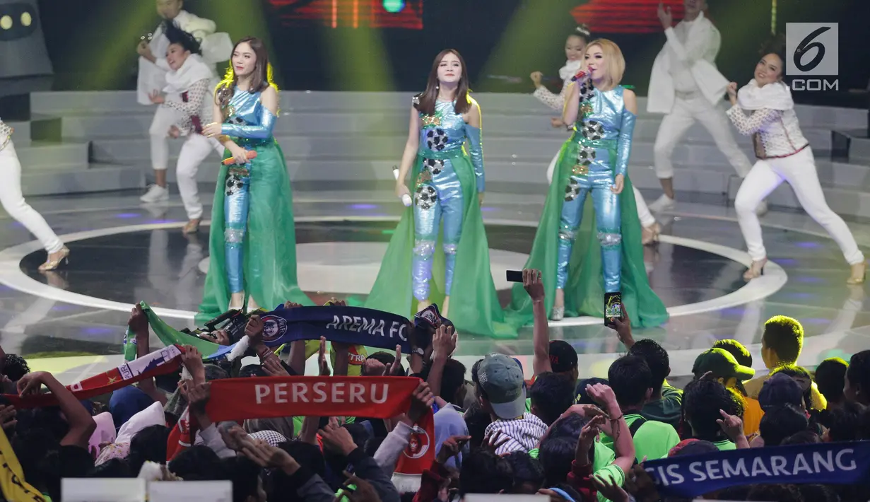 Aksi panggung Trio Macan saat menjadi pengisi acara pada launching Gojek Traveloka Liga 1 2018 di Studio 5 Daan Magot, Jakarta Barat, Senin (19/3). Acara launching dibuka dengan parade bendera 18 klub peserta Liga 1. (Liputan6.com/Faizal Fanani)