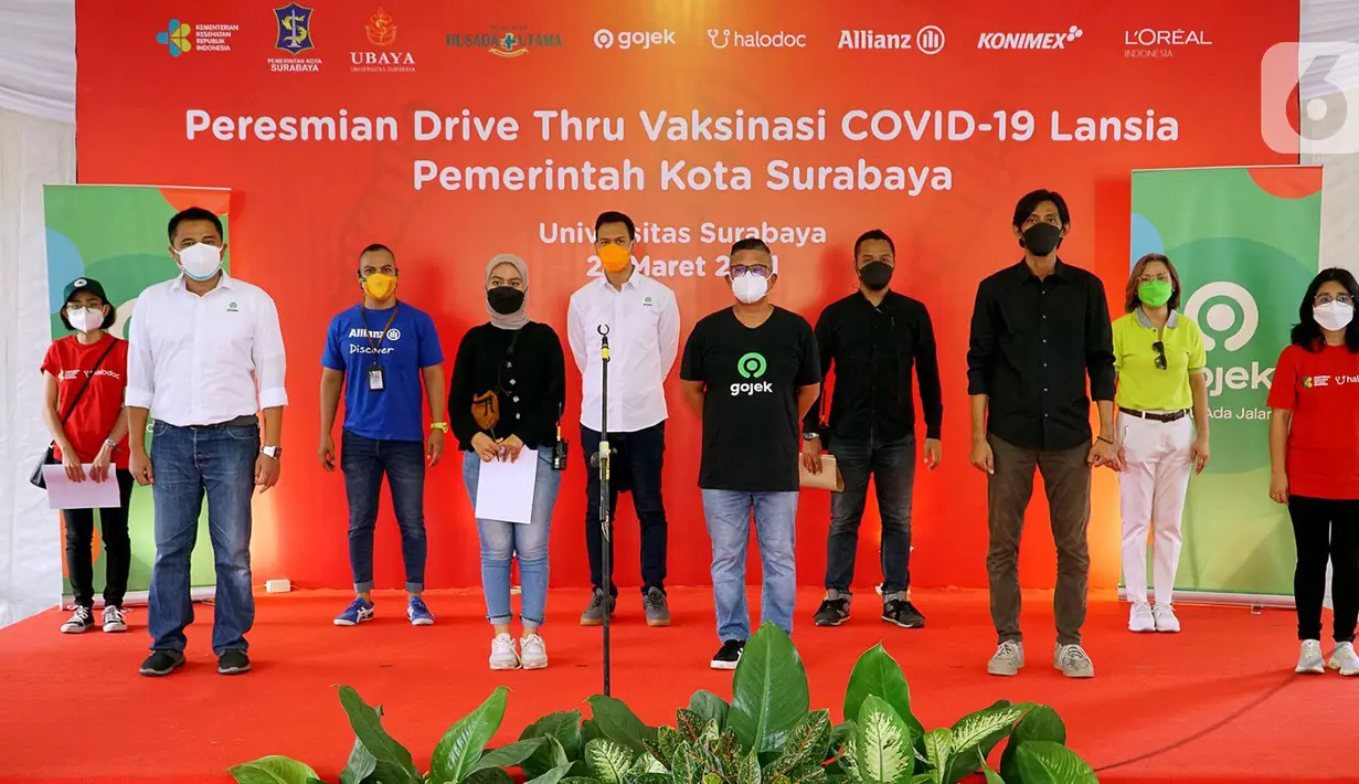 Perwakilan Halodoc, Gojek, Universitas Surabaya dan Allianz Life Syariah sebagai penyelenggara Drive Thru Vaksinasi COVID-19 Lansia, berfoto bersama pada peresmian Drive Thru Vaksinasi COVID-19 di Surabaya, Jawa Timur (27/03/2021). (Liputan6.com/Pool)