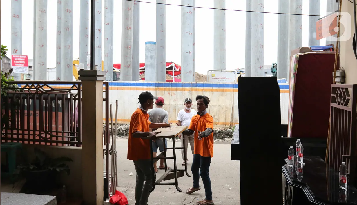 Barang-barang milik warga dikeluarkan dari dalam rumah sebelum pembokaran bangunan di kawasan Semper Timur, Cilincing, Jakarta Utara, Selasa (8/11/2022). PT Cibitung Tanjung Priok Port Tollways (CTP Tollways) sebagai Badan Usaha Jalan Tol (BUJT) mencatat progres pembebasan lahan untuk seksi 4 sepanjang 7,28 km telah mencapai 100% dan ditargetkan pembangunannya selesai pada akhir tahun 2022. (Liputan6.com/Herman Zakharia)