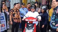 Walikota Surabaya Tri Rismaharini coba naik motor listrik saat bertugas. (Sumber: Instagram/@surabaya)