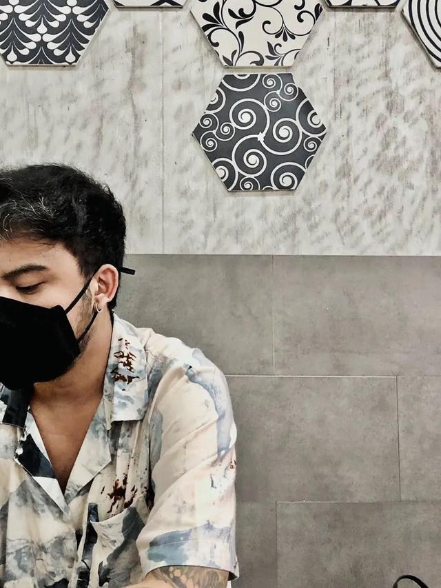 6 Potret Resa Vokalis Kuburan Band Tanpa Makeup, Bikin Pangling