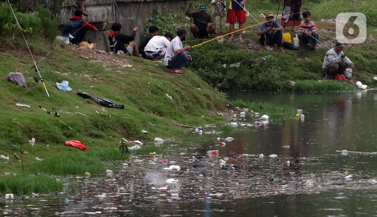 Warga memancing di bibir Waduk Cincin, Jakarta, Sabtu (19/6/2021). Ceceran sampah plastik ini mengganggu kemyamanan warga yang ingin menikmati suasana Waduk Cincin . (Liputan6.com/Helmi Fithriansyah)
