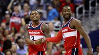 Duo bintang NBA yang membela Washington Wizards, Bradley Beal (kiri) dan John Wall (kanan). (AFP/Rob Carr)
