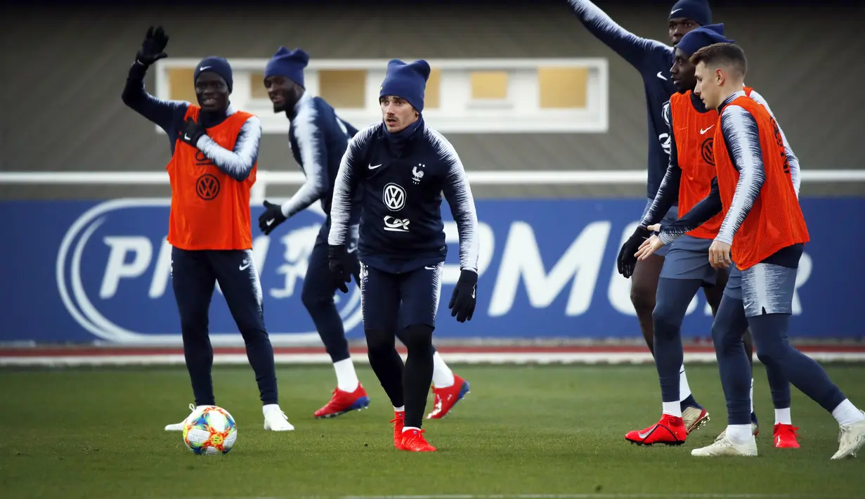 Gelandang Prancis, Antoine Griezmann, melakukan sesi latihan jelang laga kualifikasi Piala Eropa 2020 di Clairefontaine, Paris, Rabu (20/3). Prancis akan berhadapan dengan Moldova. (AP/Christophe Ena)