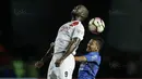 Gelandang Persib, Gian Zola, duel udara dengan striker PSM, Bruce Djite, pada laga Piala Presiden di Stadion GBLA, Bandung, Jumat (26/1/2018). Persib takluk 0-1 dari PSM. (Bola.com/M Iqbal Ichsan)Gelandang Persib, Gian Zola, duel udara dengan striker PSM,