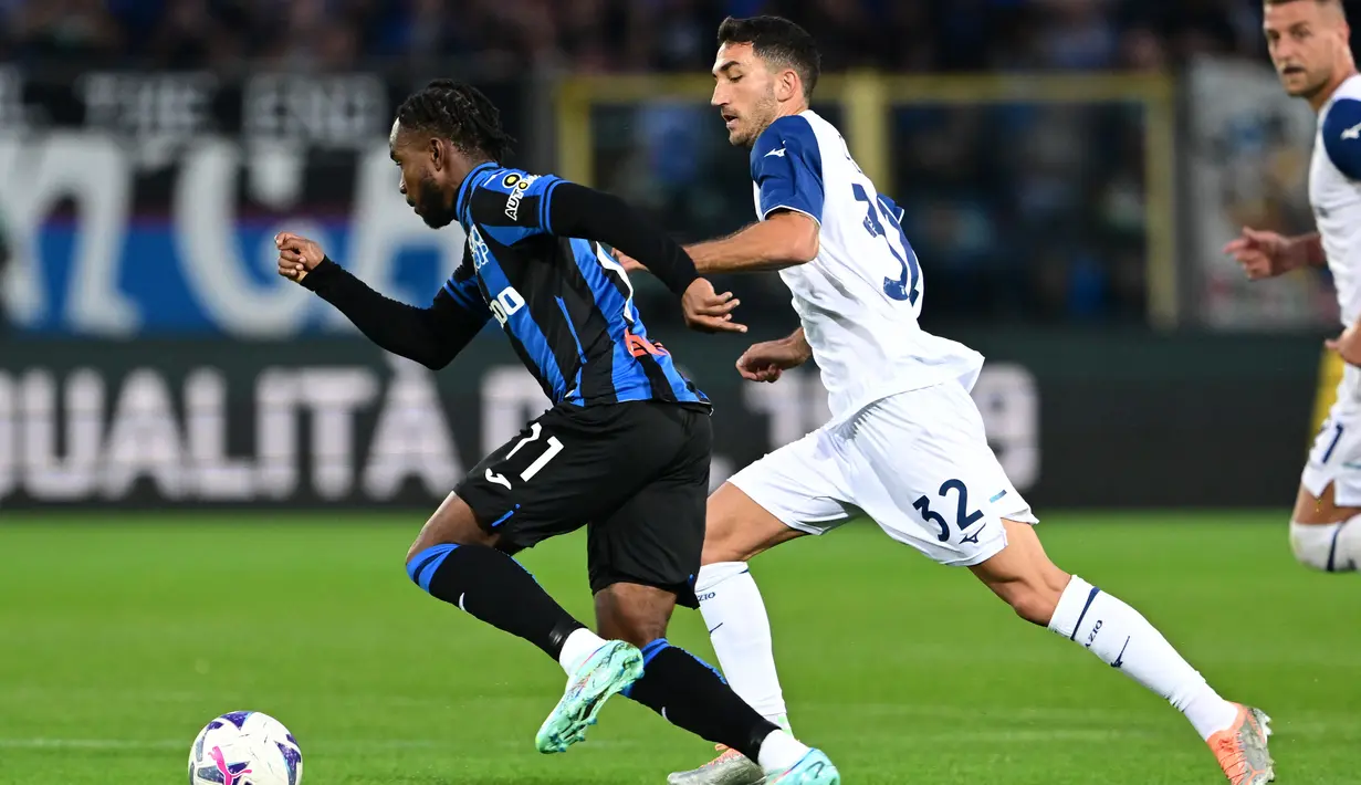 Gelandang Atalanta Ademola Lookman (kiri) berebut bola dengan gelandang Lazio Danilo Cataldi pada pekan ke-11 Liga Italia (Serie A) 2022-2023 di Gewiss Stadium, Italia, Senin (24/10/2022) dini hari WIB. Dengan menang 2-0, Lazio sukses menendang Atalanta di klasemen sementara Liga Italia 2022-2023. (Photo by Miguel MEDINA / AFP)