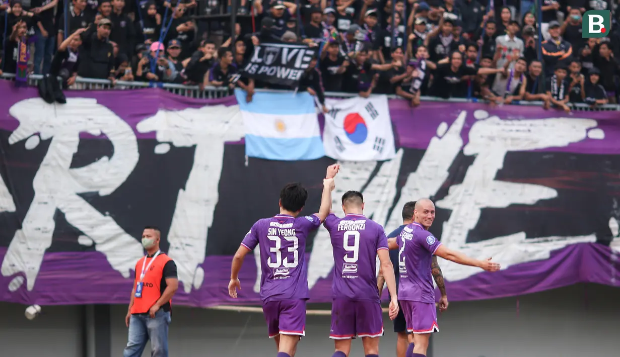 Tiga pemain asing Persita Tangerang, (dari kiri) Bae Sin-yeong, Ramiro Fergonzi dan Agustin Cattaneo memberikan salam penghormatan ke fans usai laga pekan ke-10 BRI Liga 1 2022/2023 antara Persita Tangerang melawan PSIS Semarang di Stadion Indomilk Arena, Tangerang, Rabu (14/9/2022). (Bola.com/Bagaskara Lazuardi)