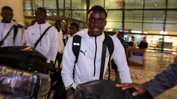 Kapten Timnas Senegal U-17, Amara Diouf berjalan menuju bus saat kedatangan di Terminal 3 Bandara Soekarno Hatta, Tangerang, Banten menjelang Piala Dunia U-17 2023 pada Rabu (01/11/2023). (Bola.com/Bagaskara Lazuardi)