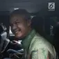 Gubernur Jawa Tengah Ganjar Pranowo tersenyum saat berada di dalam mobil usai diperiksa di gedung KPK, Jakarta, Selasa (4/7). Ganjar Pranowo diperiksa sebagai saksi untuk kasus dugaan korupsi proyek pengadaan e-KTP. (Liputan6.com/Helmi Afandi)