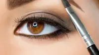Pastikan Anda merias alis dengan gaya yang tepat, agar mata besar Anda terlihat proporsional. (Sumber foto: allure.com)