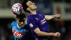 Pemain Napoli, Juan Camilo Zuniga (kiri), berebut bola dengan pemain Fiorentina, Nikola Kalinic, dalam laga Serie A Italia di Stadion Artemio Franchi, Firenze, Selasa (1/3/2016) dini hari WIB. (AFP/Alberto Pizzoli)