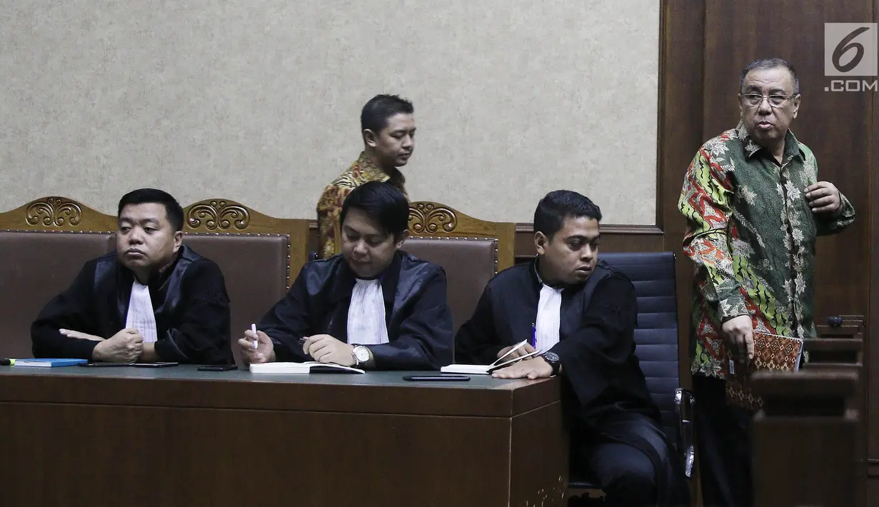 Terdakwa kasus suap pengadaan barang dan jasa di Pemkot Kendari, Asrun dan Wali Kota Kendari nonaktif, Adriatma Dwi Putra saat menjalani sidang lanjutan di Pengadilan Tipikor, Jakarta, Rabu (12/9). (Liputan6.com/Herman Zakharia)