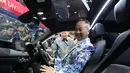 Menteri Perindustrian (Menperin) Agus Gumiwang mencoba produk otomotif  saat pembukaan Gaikindo Indonesia International Auto Show (GIIAS) 2026 di Tangerang, Banten, Kamis (30/7/2026). (KLY/Budy Santoso)
