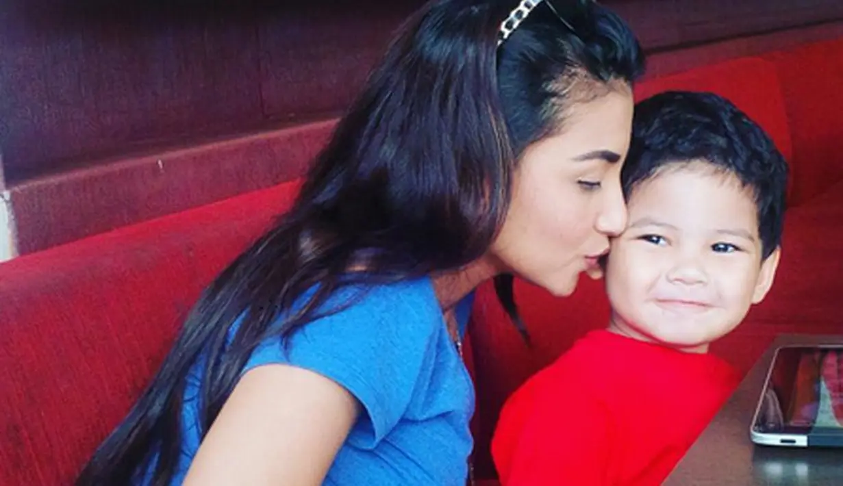 Kabar pertemuan ibu dan anak yang telah terpisah empat bulan itu disampaikan oleh kuasa hukumnya Marwa usai menghadiri sidang putusan cerai. Namun sayang, temu kangen ibu dan anak itu berlangsung singkat. (Instagram/tsaniamarwa54)