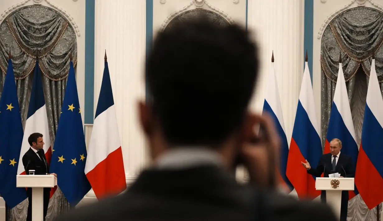 Presiden Rusia Vladimir Putin (kanan) dan Presiden Prancis Emmanuel Macron menyampaikan konferensi pers bersama usai pertemuan di Moskow, Rusia, 7 Februari 2022. Emmanuel Macron menemui Vladimir Putin untuk meredakan kebuntuan atas Ukraina. (Thibault Camus/POOL/AFP)