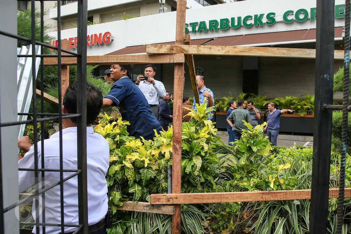 20160115-Ceceran Darah Bekas Baku Tembak Polisi dengan Pelaku Ledakan Thamrin Mulai Dibersihkan-Jakarta