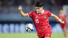 Pemain Timnas Indonesia U-17, Amar Brkic menguasai bola saat menghadapi Timnas Panama U-17 pada laga kedua Grup A Piala Dunia U-17 2023 di Stadion Gelora Bung Tomo (GBT), Surabaya, Senin (13/11/2023). (Bola.com/Bagaskara Lazuardi)