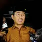 Wakil Ketua Tim 9, Jimly Asshiddiqie menjawab pertanyaan wartawan di Gedung KPK, Jakarta, Selasa (3/2/2015). Jimly mengaku diundang rapat untuk membahas permasalahan antara KPK dan Polri. (Liputan6.com/Faisal R Syam) 