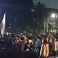 Mahasiswa saat berada di belakang gedung DPR. (Merdeka.com)