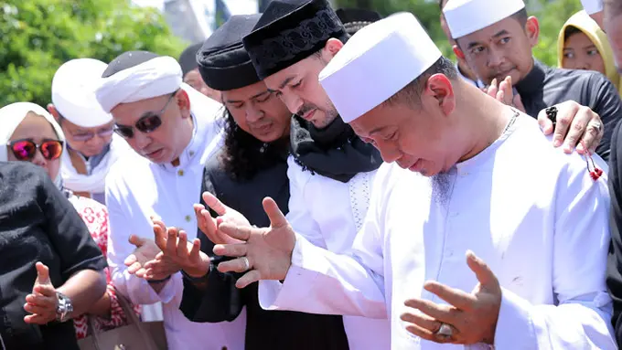 [Bintang] Pemakaman Istri Opick