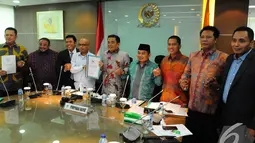 Koalisi Merah Putih memperlihatkan naskah yang akan ditandatangani oleh para anggota DPR yang tidak setuju dengan kenaikan BBM bersubsidi, Jakarta, Senin (24/11/2014). (Liputan6.com/Andrian M Tunay)