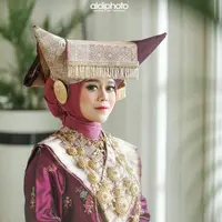 Setelah menggelar acara pengajian, Lesti Kejora melaksanakan prosesi adat Minang, Malam Bainai. Ini merupakan prosesi pelepasan lajang bagi calon pengantin wanita. (Instagram/aldiphoto).