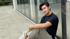 Aditya Zoni kerap memperlihatkan gaya penampilannya yang casual di media sosial. Menggunakan kaus hitam dengan celana berwarna abu-abu gaya Aditya ini pun bisa dijadikan Inspirasi. (Liputan6.com/IG/@real_aditya1)