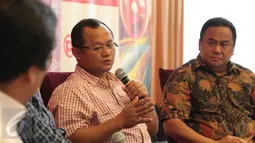 Anggota DPR Muh. Sarmuji (tengah) berbicara saat diskusi di Jakarta, (6/2). Jika banyak Investor yang hengkang maka akan berdampak buruk bagi perekonomian di Indonesia. (Liputan6.com/Angga Yuniar)