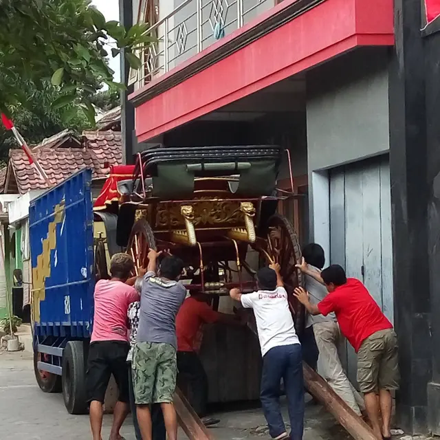 Proses pengiriman kereta andong pak Ratno ke pemesan.