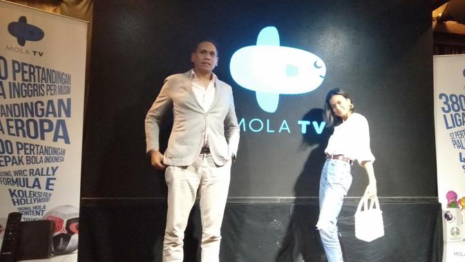 Mirwan Suwarso, perwakilan Mola TV dan Eva Celia. (Liputan6.com/Cakrayuri Nuralam)