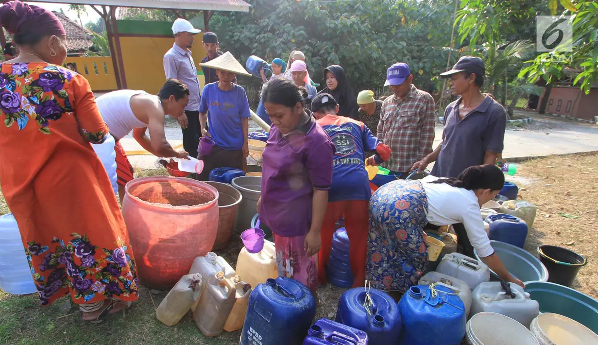 Warga antre mendapatkan bantuan air bersih dari Keluarga Besar Masyarakat Banten di Desa Ridomanah, Cibarusah, Bekasi, Jawa Barat, Rabu (3/7/2019). Sudah 2 bulan kawasan Cibarusah dan sekitarnya mengalami krisis air akibat musim kemarau. (merdeka.com/Arie Basuki)
