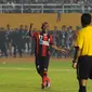 Pemain depan Persipura Jayapura, Ferinando Pahabol mengepalkan tangan usai mencetak gol saat laga adu penalti melawan Persib Bandung di Stadion Gelora Sriwijaya, Palembang, (7/11/2014). (Liputan6.com/Helmi Fithriansyah)